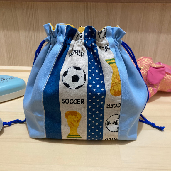 サッカーボール柄ブルー⭐️お弁当袋・コップ入れ お弁当袋 サッカー青 縦柄 サッカーボールとカップ少し大きい28センチ