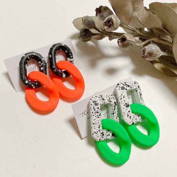 オトナきれいめダルメシアンピアス。　モノトーン×ネオンカラー。　イロが選べるタイプ 3枚目の画像