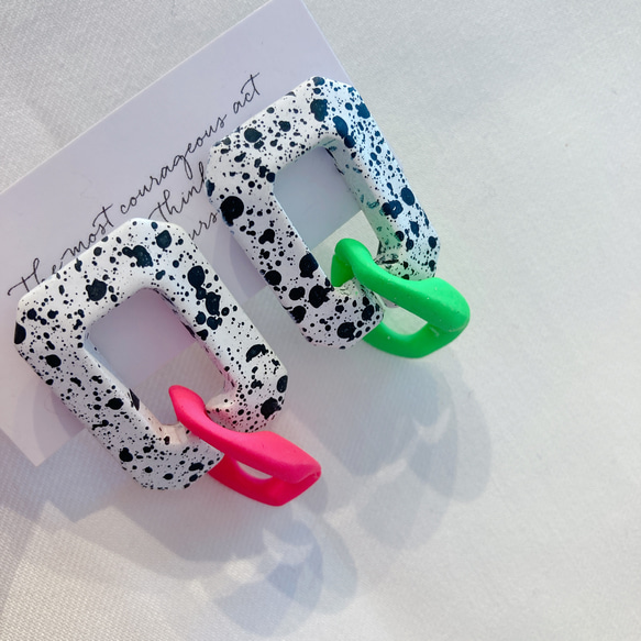 オトナきれいめダルメシアンピアス。　モノトーン×ネオンカラー。　イロが選べるタイプ 2枚目の画像