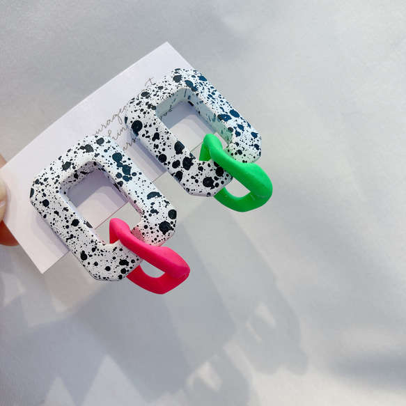 オトナきれいめダルメシアンピアス。　モノトーン×ネオンカラー。　イロが選べるタイプ 1枚目の画像