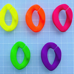 オトナきれいめダルメシアンピアス。　モノトーン×ネオンカラー。　イロが選べるタイプ 4枚目の画像