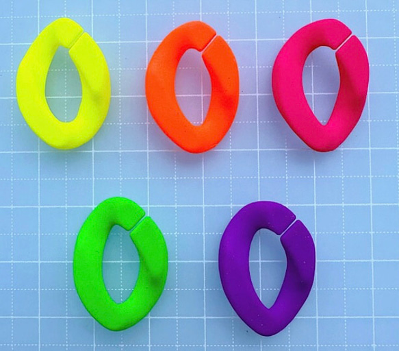 オトナきれいめダルメシアンピアス。　モノトーン×ネオンカラー。　イロが選べるタイプ 4枚目の画像