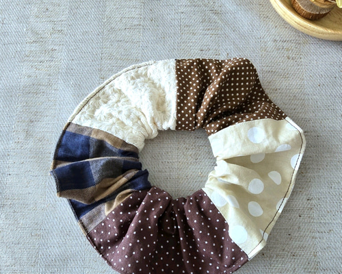 Handmade 割き布編みシュシュ lovely  一点物 Handmade 割き布編みシュシュ lovely snow 一点物