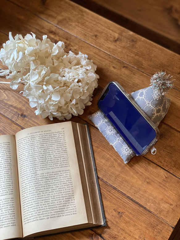 * new  スマホスタンド　ミナペルホネン(dear) 2枚目の画像