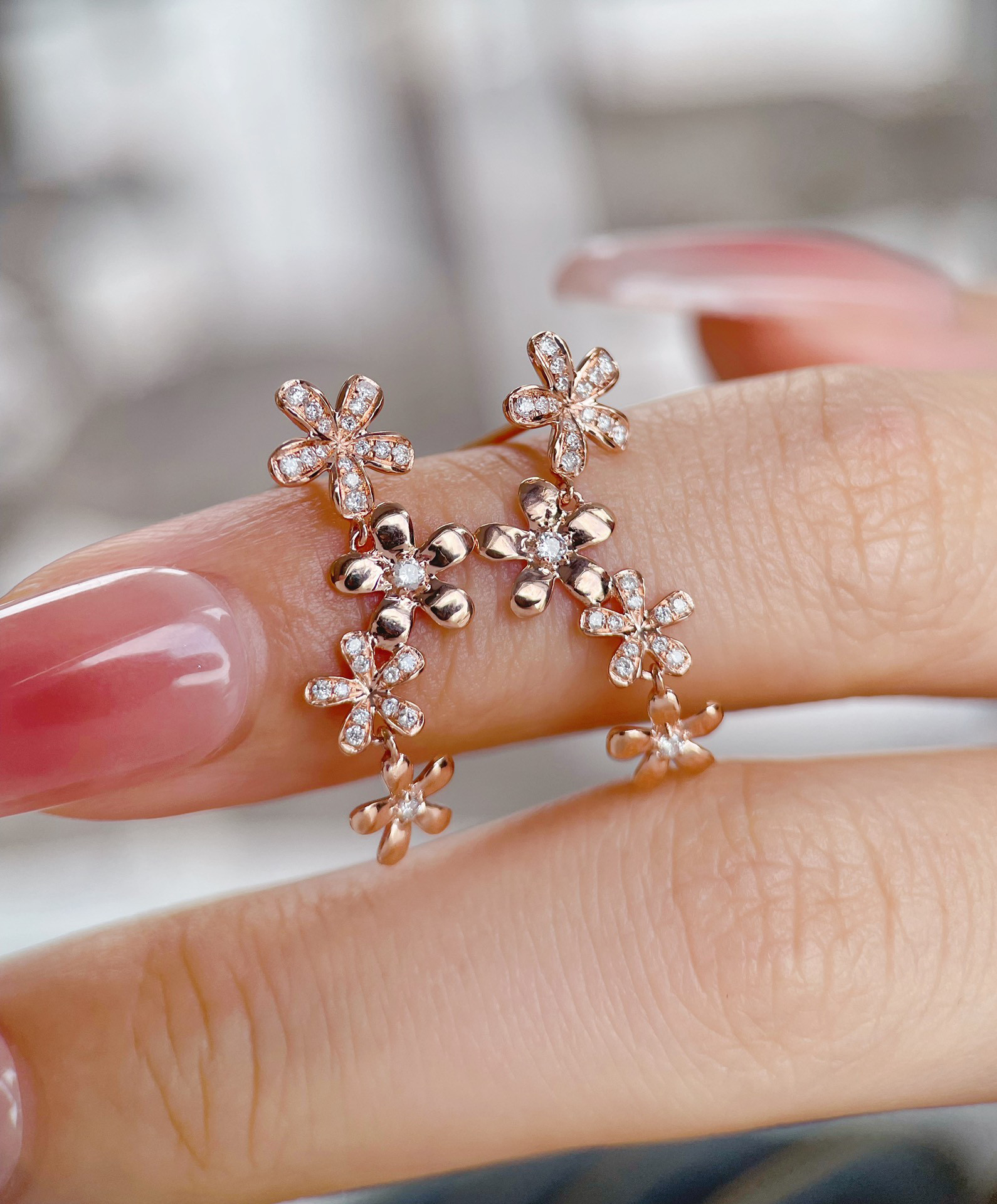 花モチーフ　天然ダイヤモンド付きピアスk18