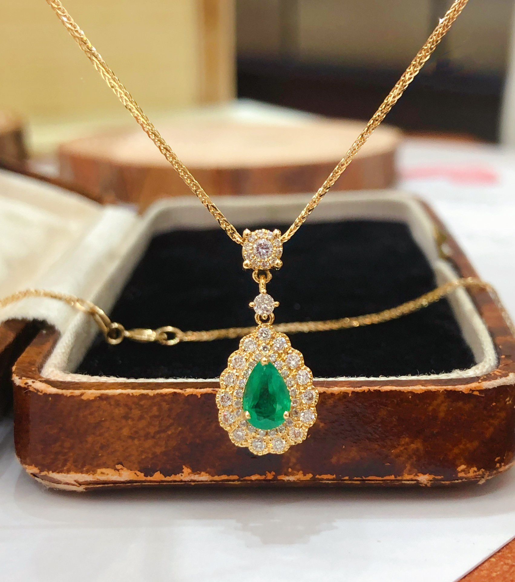 水滴モチーフ　エメラルドネックレスk18