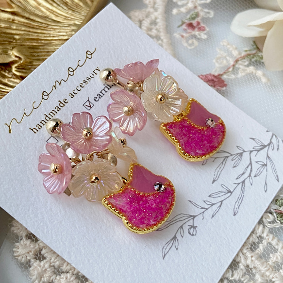 本物のお花を詰め込んだにゃんこと手染めビーズのアクセサリー　ピンク　猫〈V〉 4枚目の画像