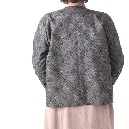 リバーシブル染大島紬&グレー無地紬リメイクドレ－プジャケットリバマフラー付き SOLD 着物リメイク リバーシブルコート 大島紬と紬 FREE SIZEの通販 by