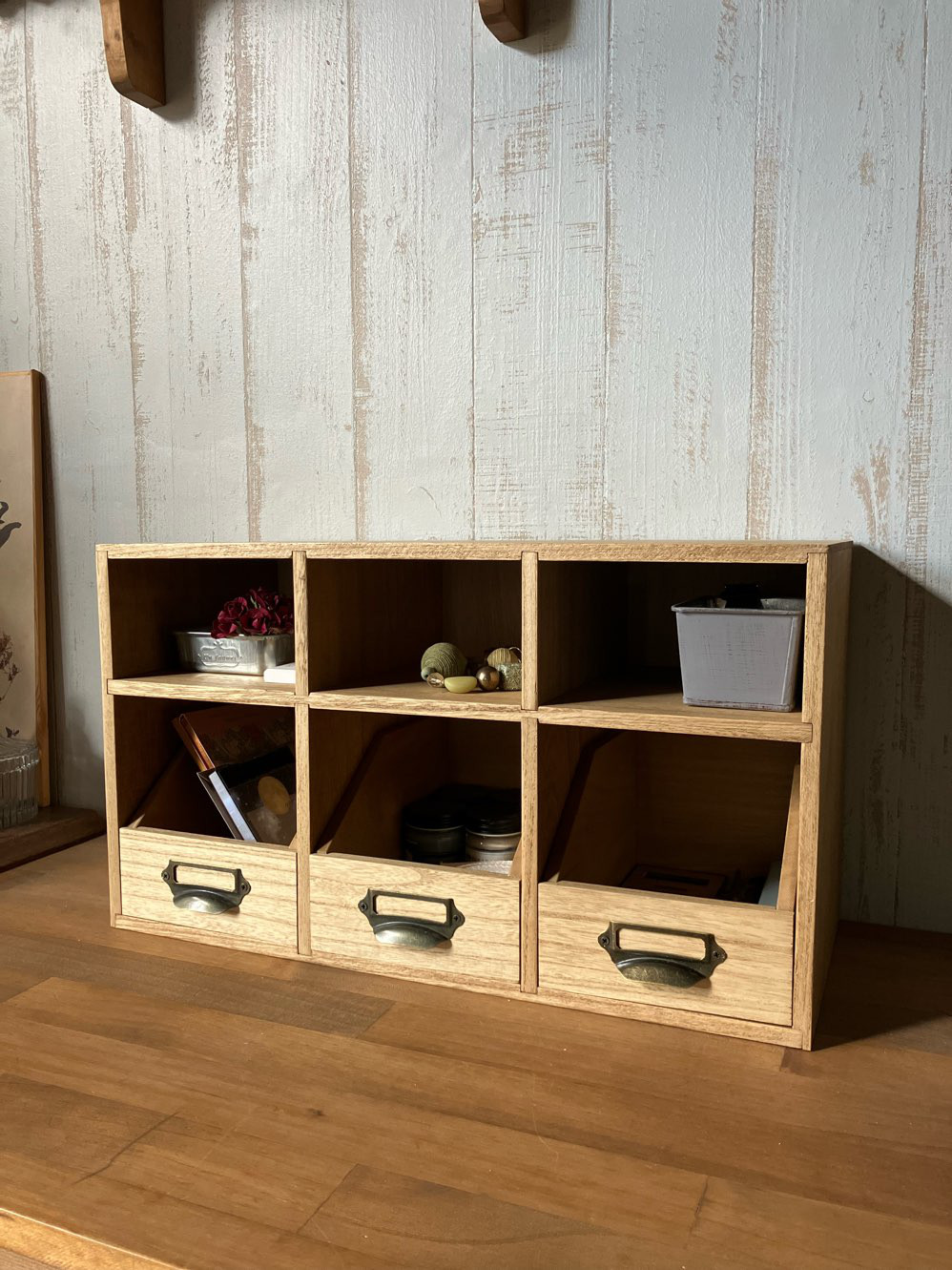 小物入れ付きの木の収納棚