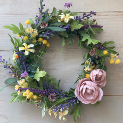 ベル付き フレッシュグリーンの針葉樹クリスマスリース ドライフラワー