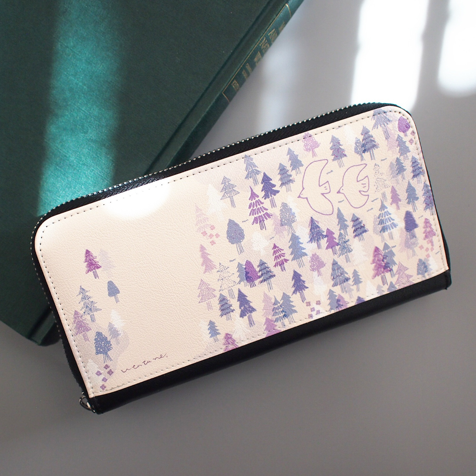 【名入れ可能】鳥と森の時パステルカラーの長財布／もみの木／ホワイト／たっぷりカード収納・ファスナーつきポケット