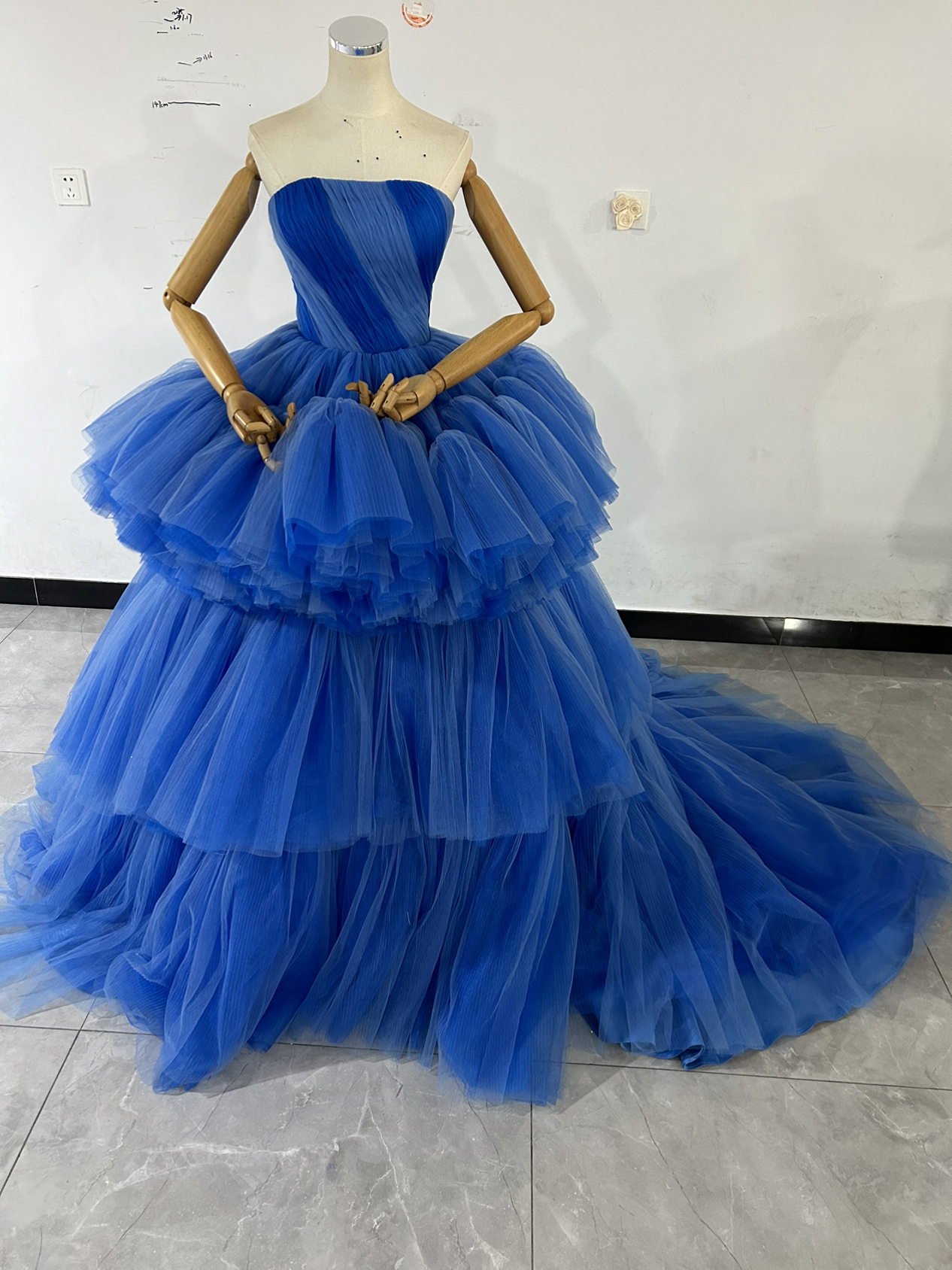 豪華！パーティードレス ブルー ベアトップ グラデーション 柔らかく重ねたチュールスカート 前撮り