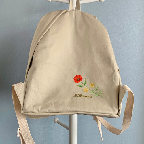 さえらアキアカネレア花柄刺繍 ベージュ リュックサック 中型約40×34マチ13 さえらアキアカネレア花柄刺繍 ベージュ リュックサック 中型約