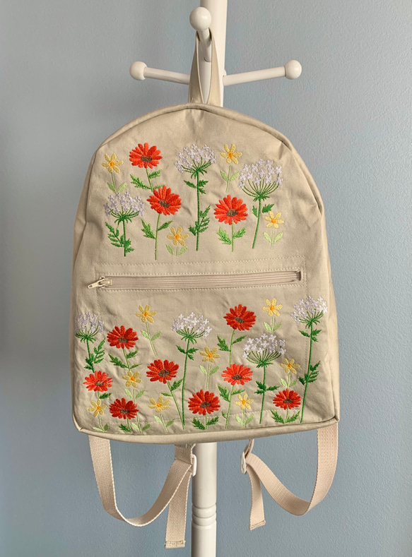さえらアキアカネレア花柄刺繍 ベージュ リュックサック 中型約40×34マチ13