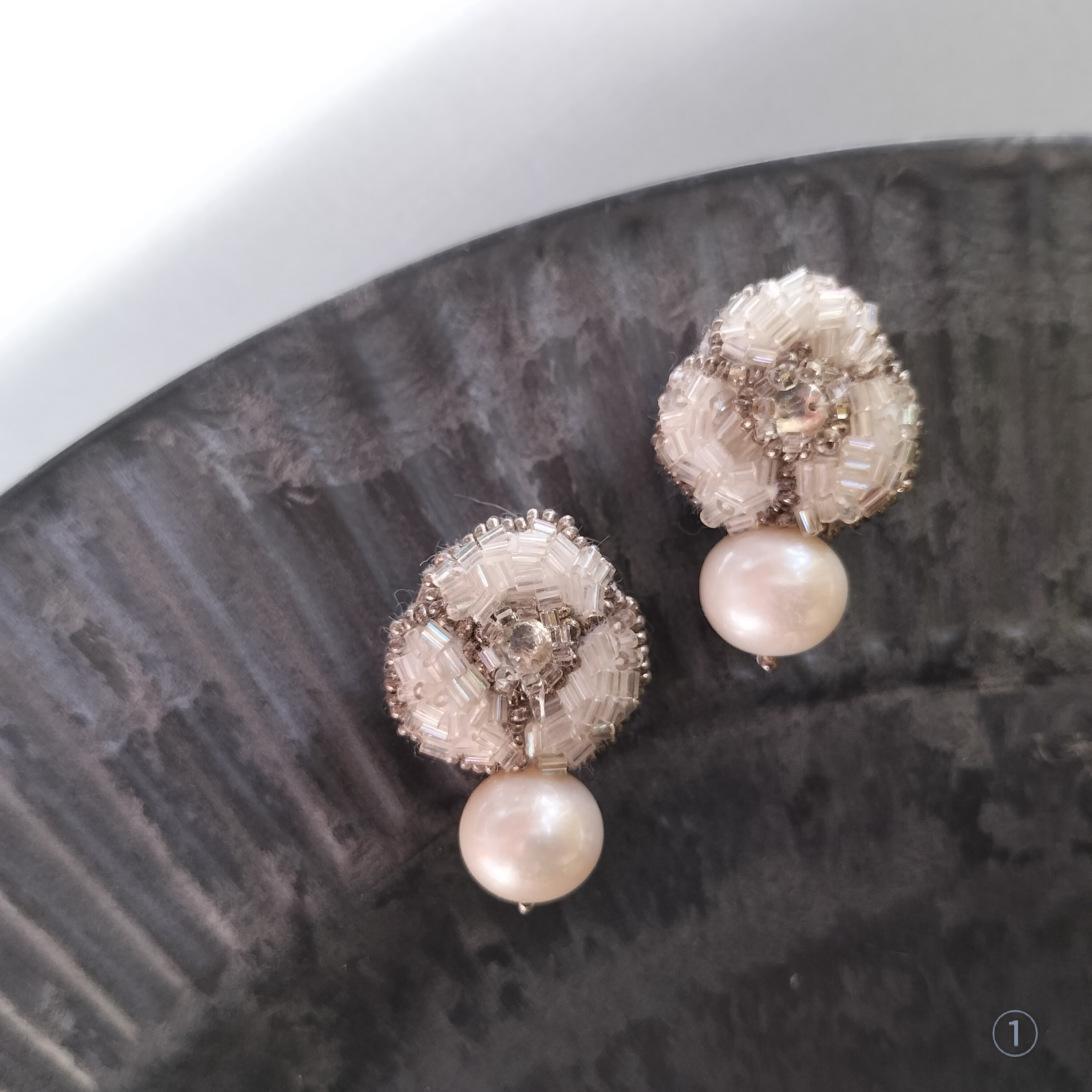 フランス/アンティークビーズ 蚤の市の年代物 大粒の淡水パールを添えて カメリア アレルギー対応 イヤリング/ピアス