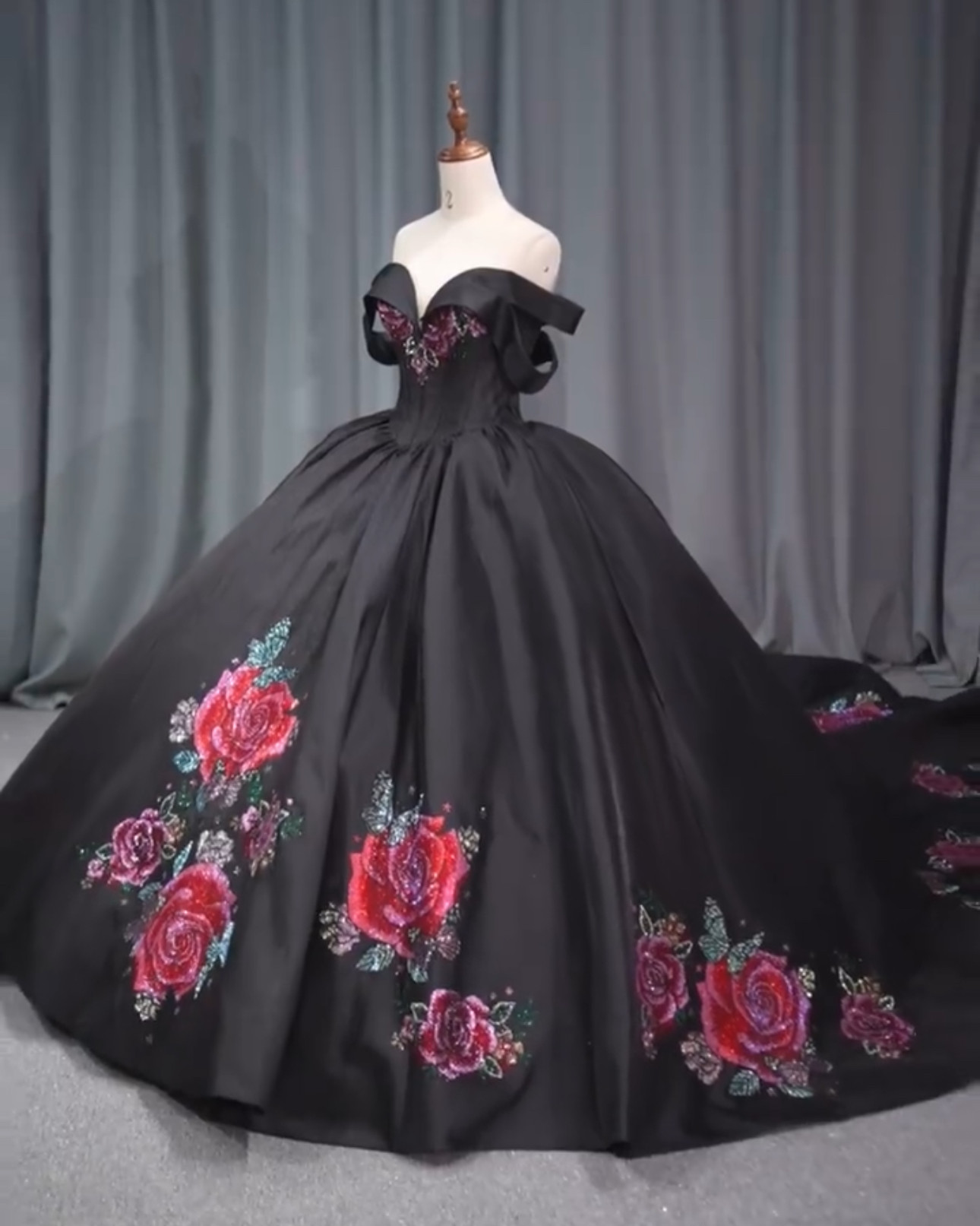 見逃さない！黒　ストーン　フラワー　ブライダル・ウエア　オフショルダー　高級サテン　大人気　高品質　フランススタイル挙式