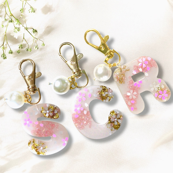 名入れ無料】ふんわりと桜が舞うイニシャルキーホルダー アンブレラ