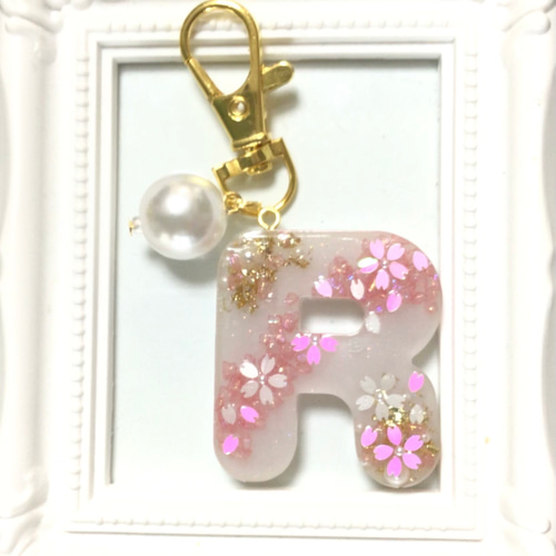 名入れ無料】ふんわりと桜が舞うイニシャルキーホルダー アンブレラ