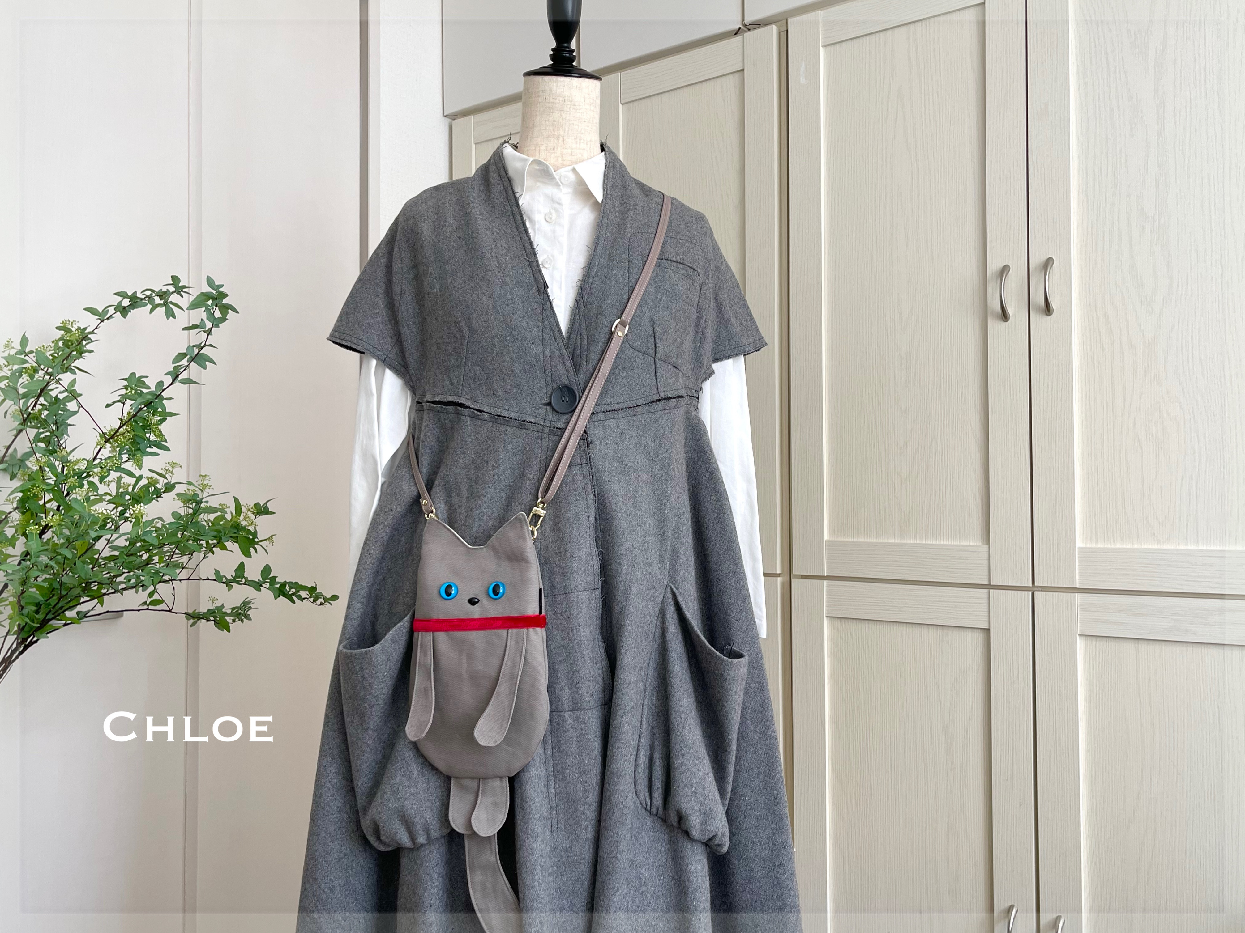 SIOCO✳︎オックス生地〈グレージュ〉首輪〈レッド〉猫ポシェット《Chloeクロエ》スマホショルダー