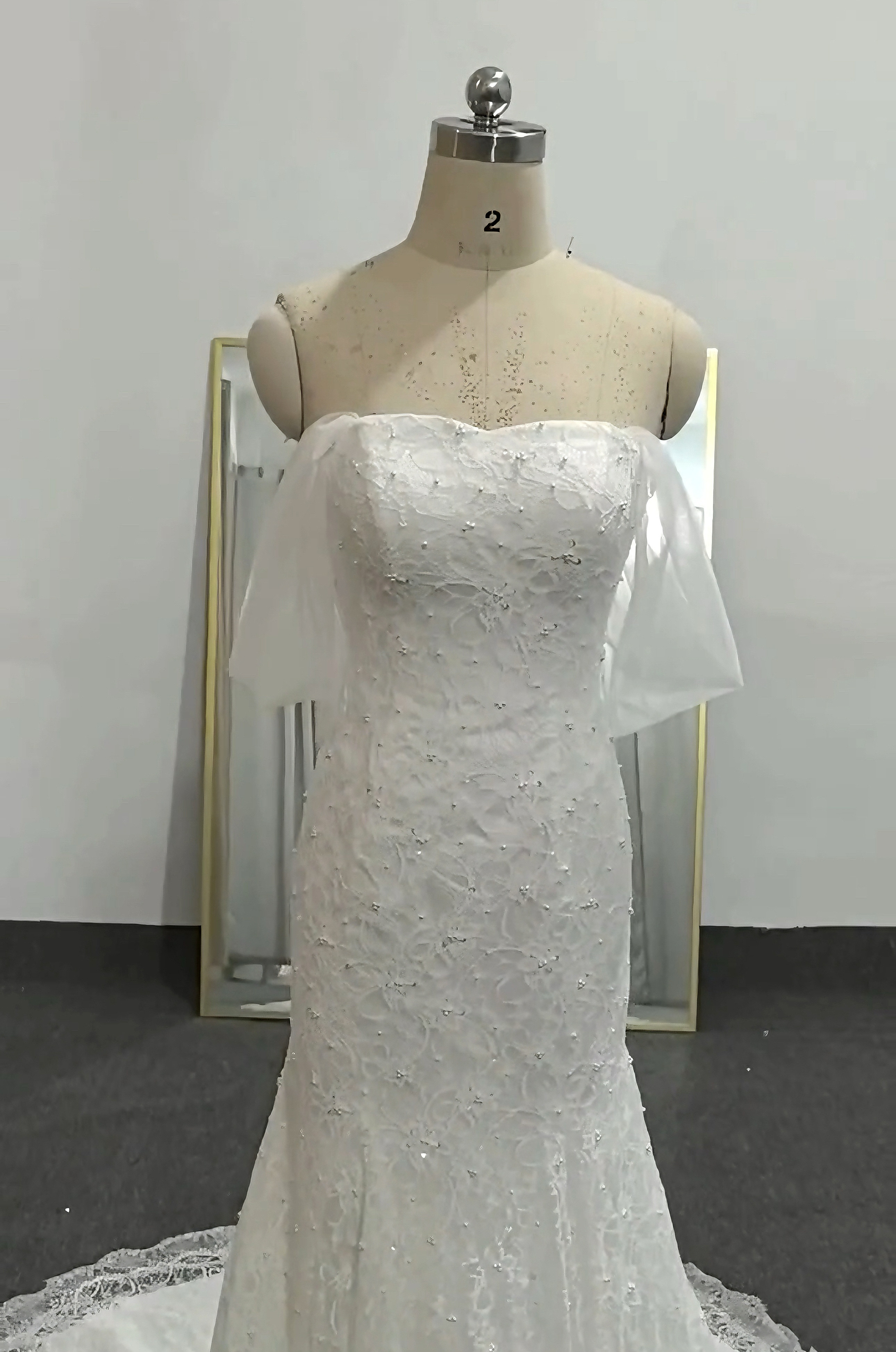 キラキラビーズ　デコルテ　オフショルダー　トレーン　サイズオーダー可能スレンダーライン　ブライダルウエア結婚式挙式花嫁