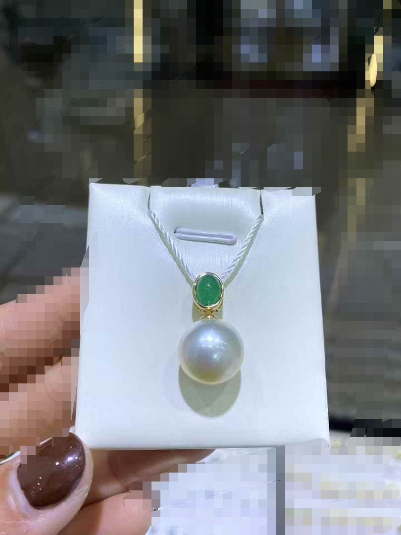 【高級】白蝶真珠　エメラルド付きペンダントトップk18