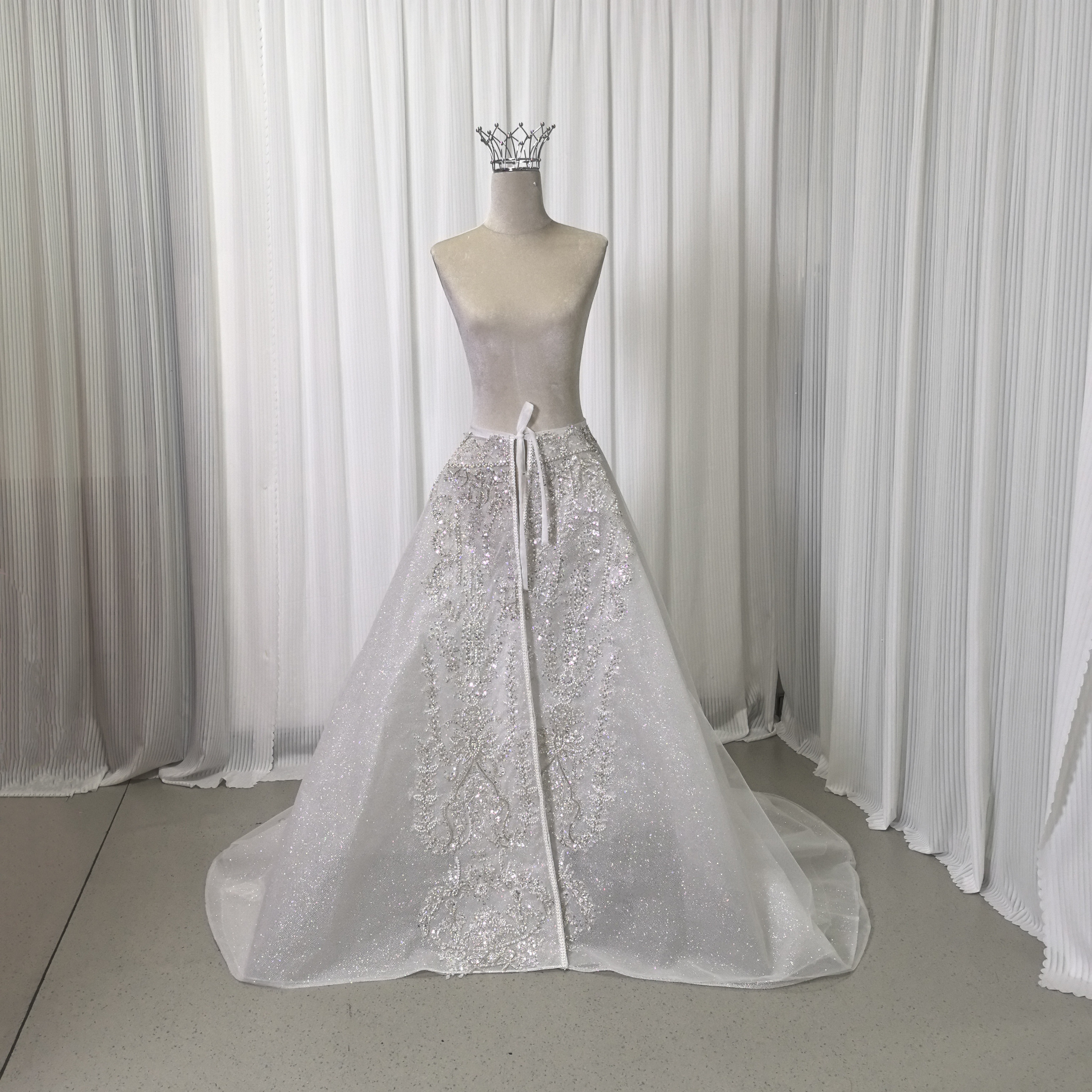 送料無料！オーバースカート キラキラ光る刺繍 3D立体レース刺繍 キラキラチュール  披露宴/結婚式 花嫁