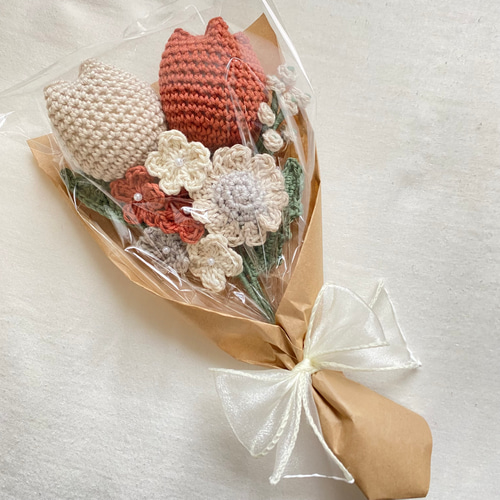 くすみチューリップ デイジー かすみ草 花束 編み物 枯れない花 お祝い