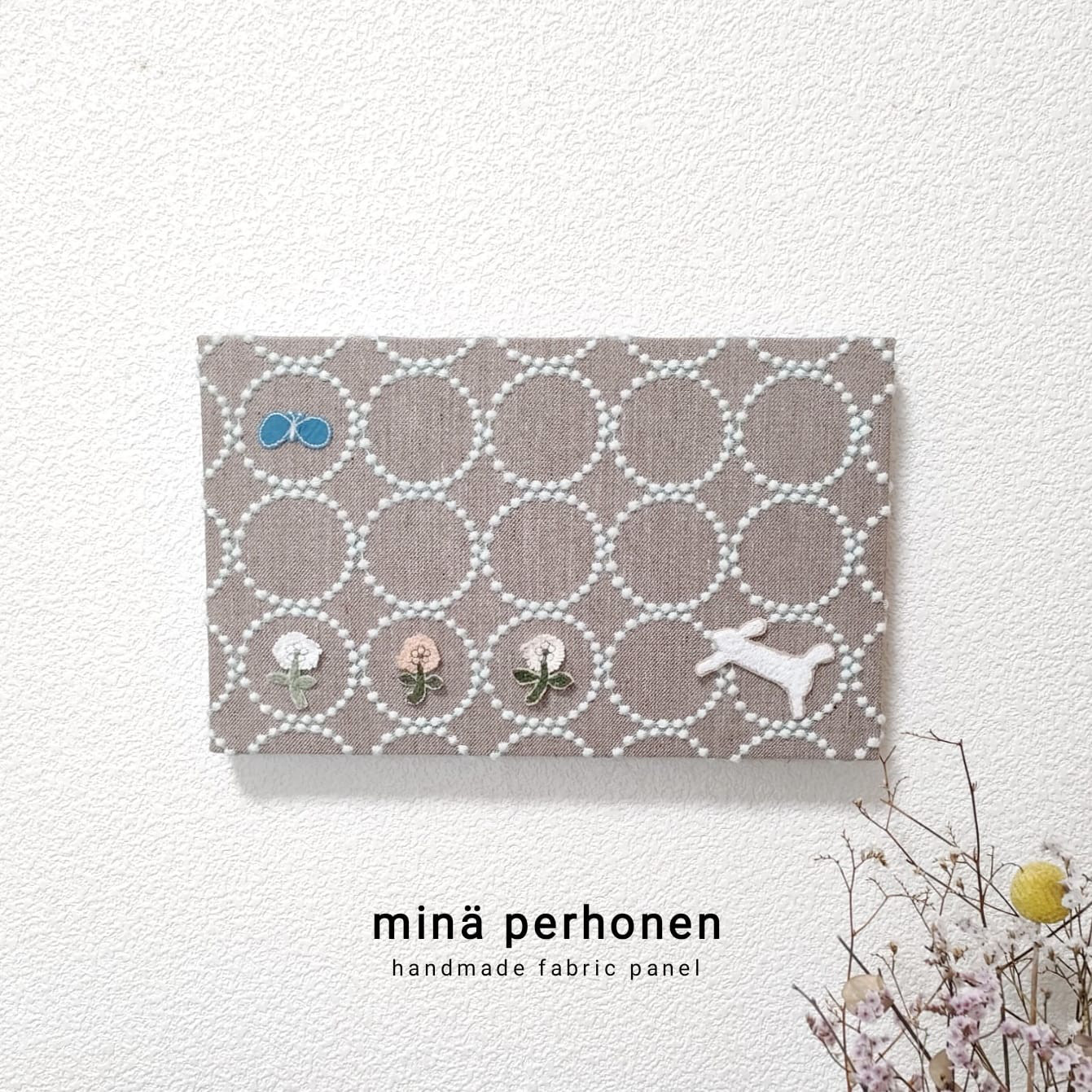 ミナペルホネン　ファブリックパネル　タンバリン　チョウチョ　スキップ　ウサギ　ブラウン　インテリア　プレゼント　ボード