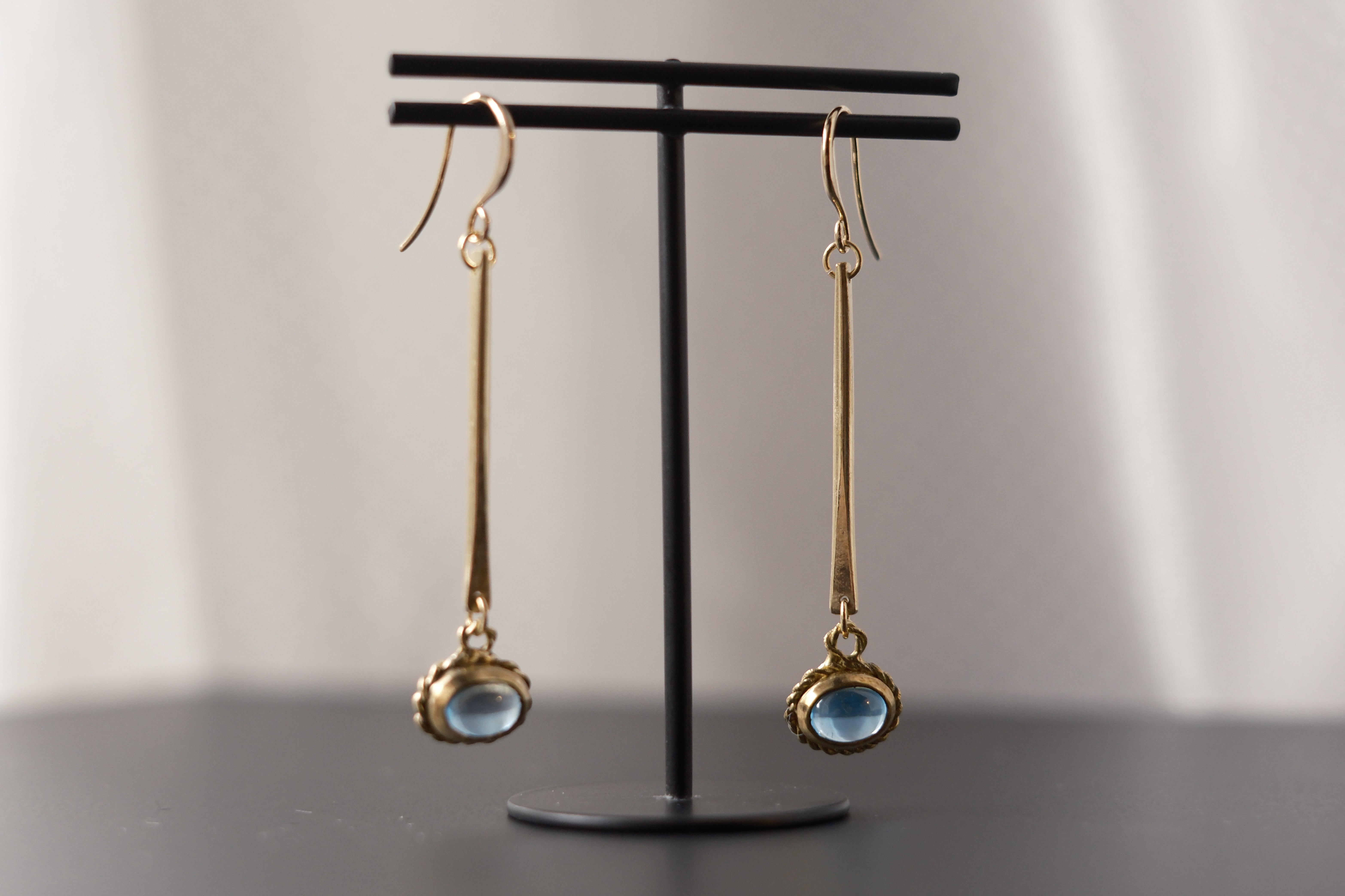 ロンドンブルートパーズのアンティーク風フックピアス