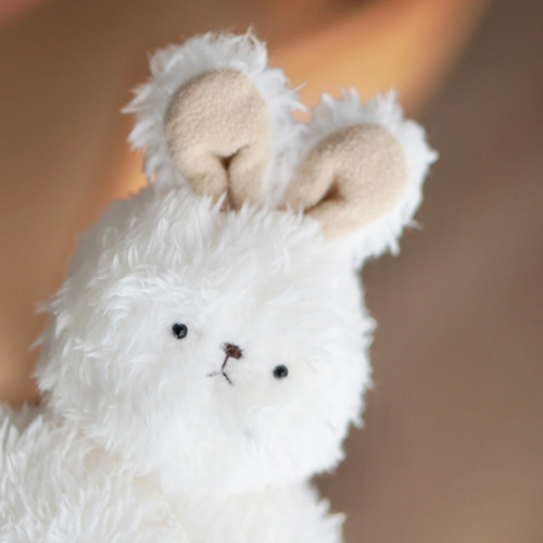 お花畑で楽しむ、ふわふわうさぎさんのぬいぐるみ 手編みのお花の