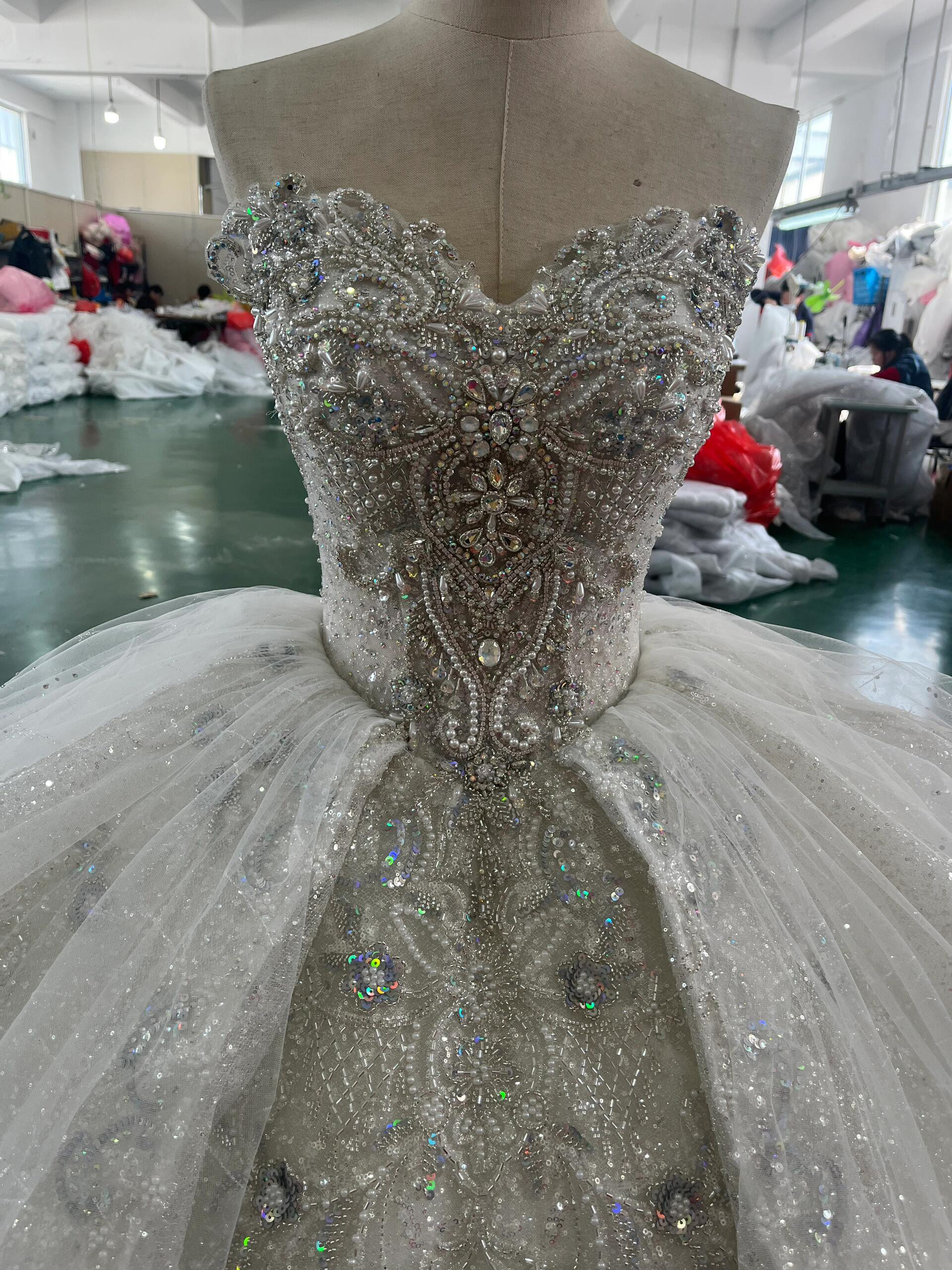 キラキラドレス　ビスチェライン　ビジュー付き　ラメ入り　優雅なウェディングドレス　ラッフルスカート　ギャザー挙式チュール