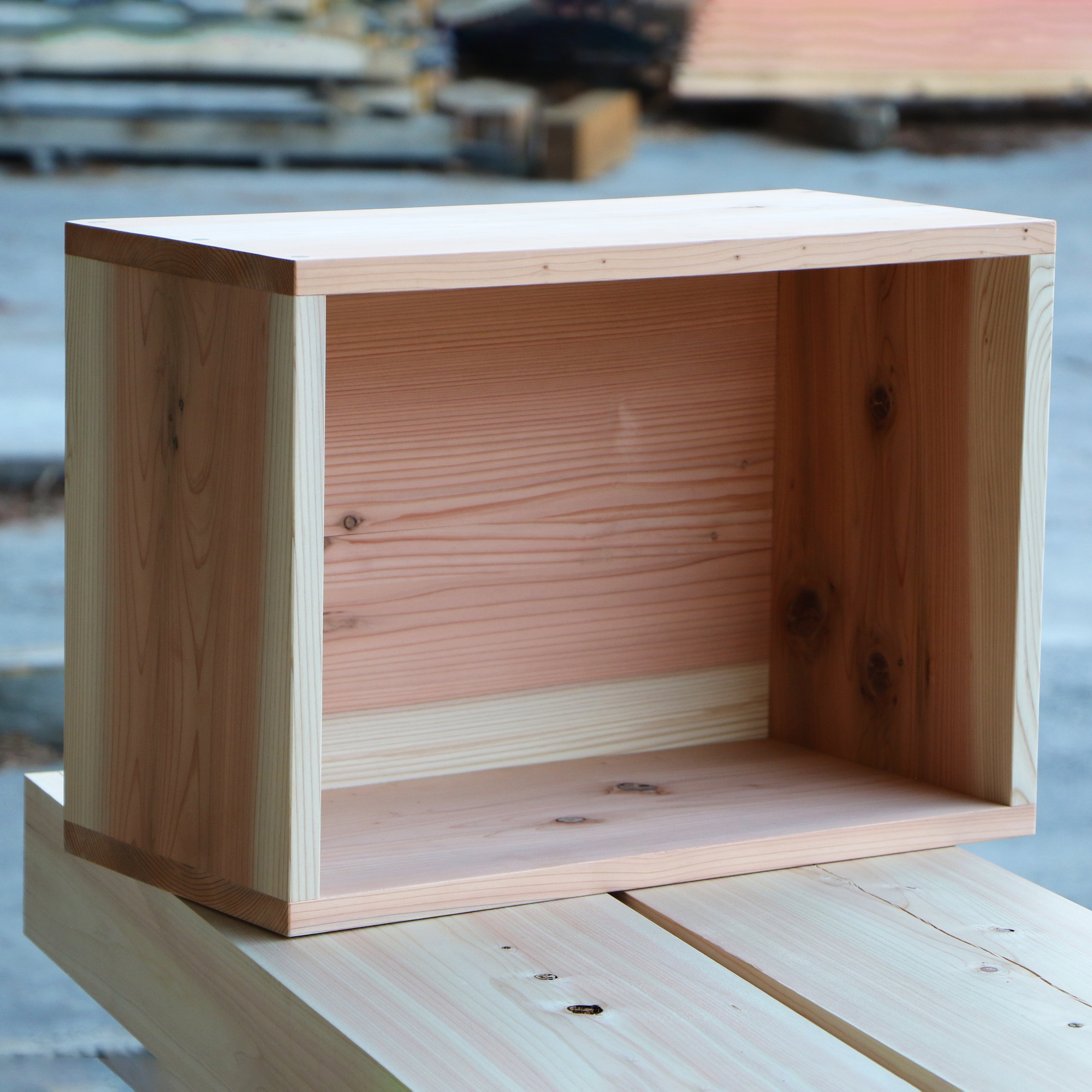 杉無垢の棚。国産（山梨県産杉）。お部屋に無垢材のアクセントを。絵本棚、お子様の遊び棚など。使い方自由。