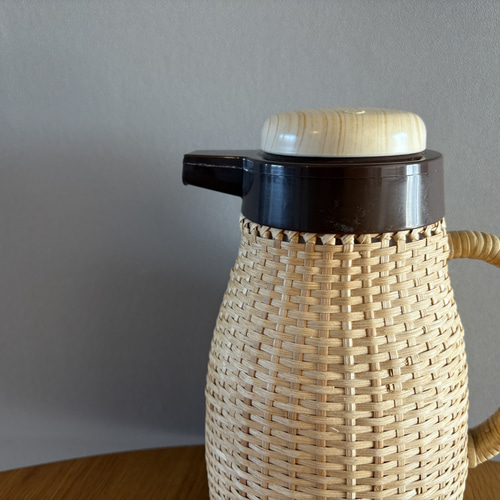 古い国産の魔法瓶 日本の古道具 タイガー 籐ポット 卓上まほうびん