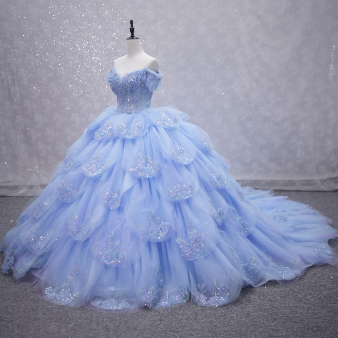 圧倒的な存在！爽やかで優しいブルー　お花飾り　目立つ　圧倒的な存在　多層チュール　カラードレス披露宴前撮り　高品質袖あり