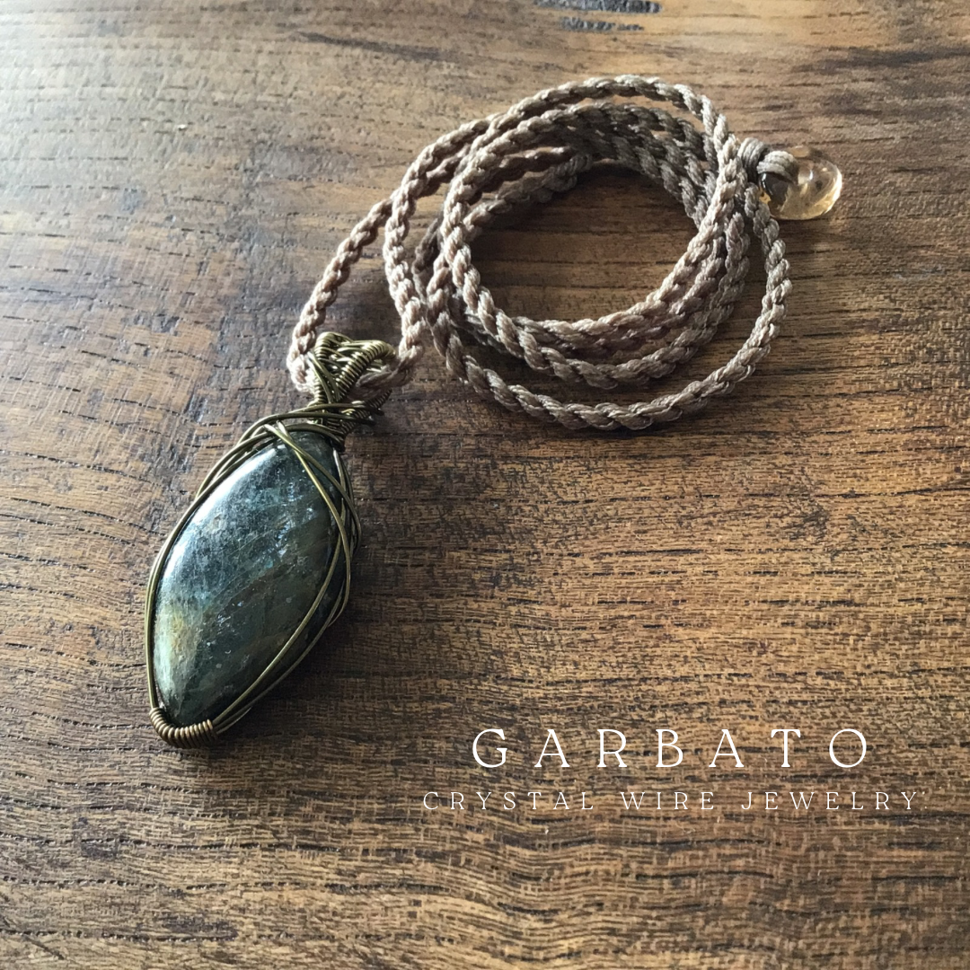 カッパーカイヤナイトのペンダント