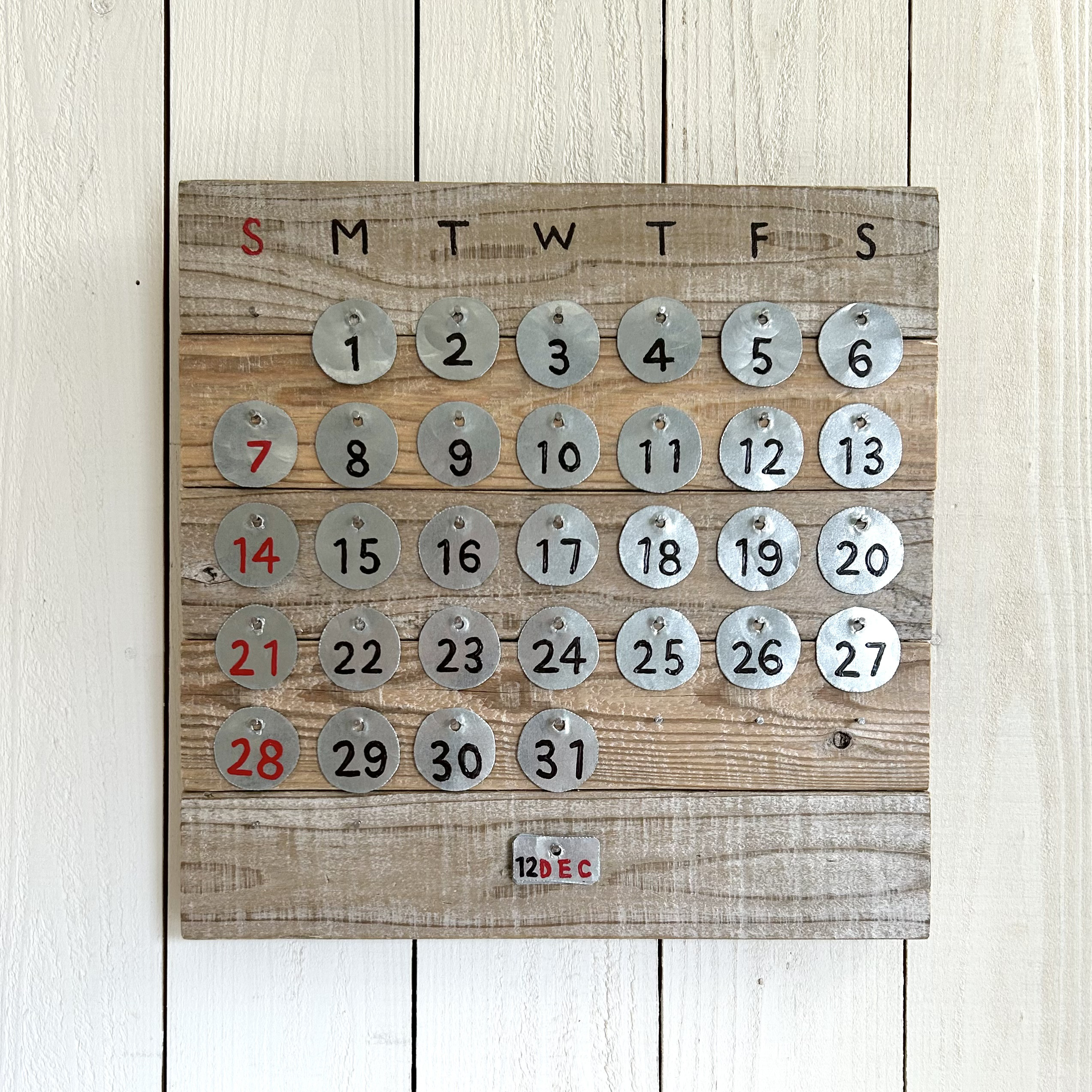 流木とブリキの万年カレンダー