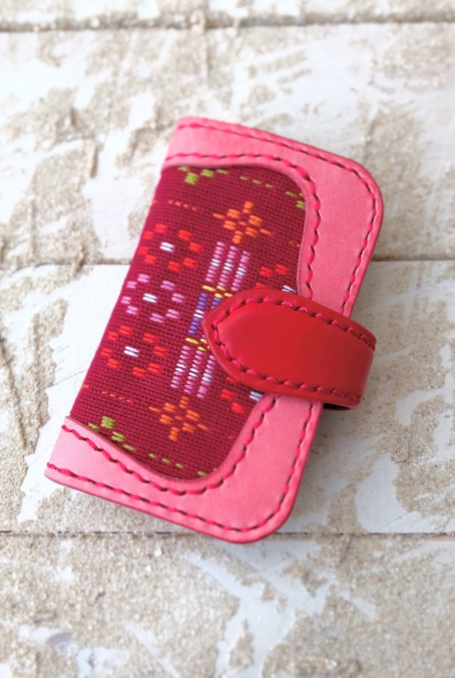 沖縄の織物とイタリアレザーの二つ折りキーケース　サクラピンク×レッド　読谷花織　赤