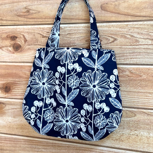 ⭐︎北欧柄小ぶりなトートバッグ⭐︎貴重品の持ち歩きなどに⭐︎長財布 