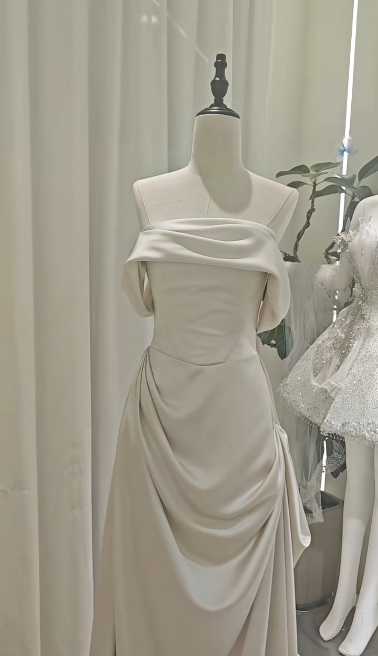 優雅　オフショルダー　二の腕カバー　スレンダーライン　細見えシルエット　編み上げ　短いトレーン　パーティードレス2次会