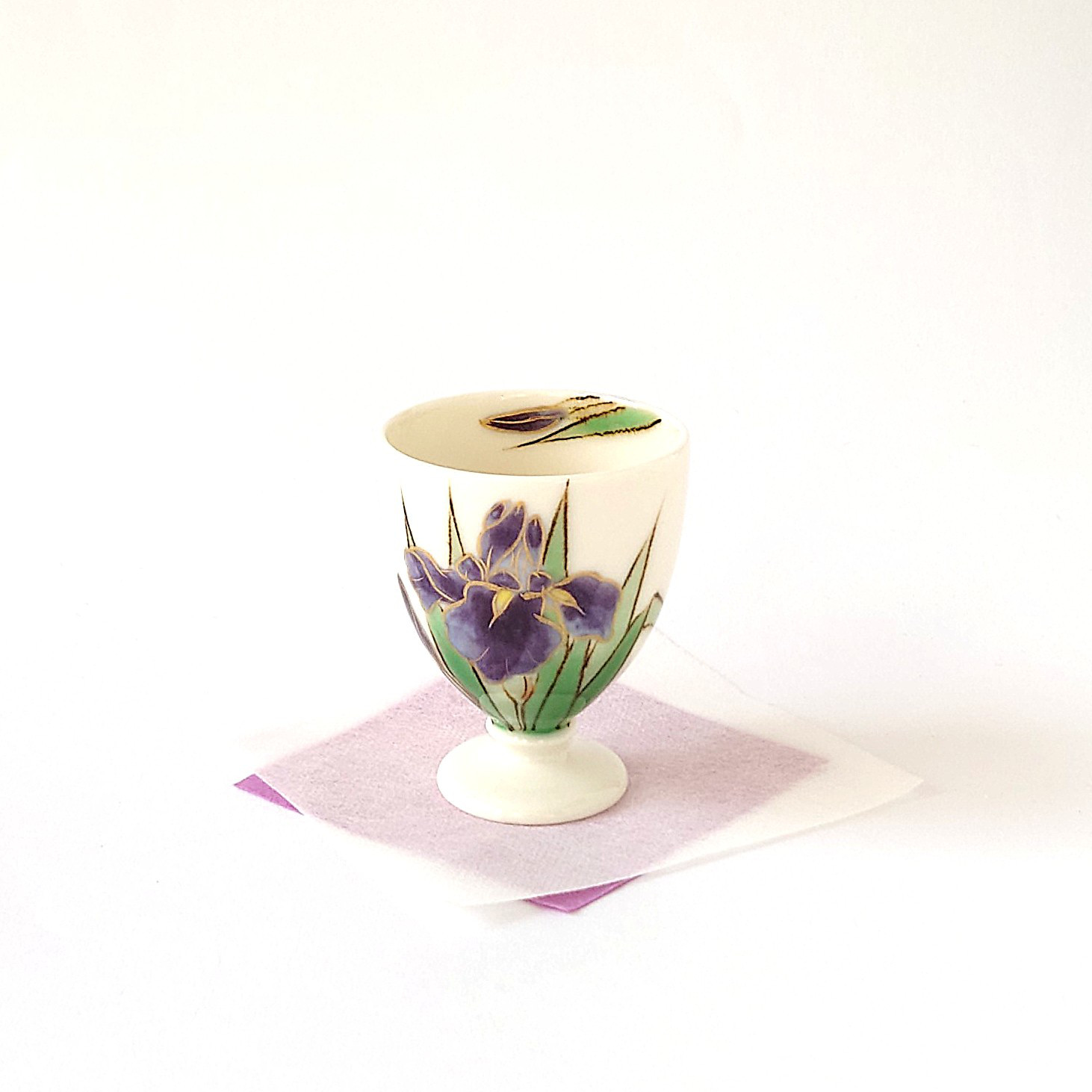 凛と美しく咲くあやめ　　あやめ　丸高台杯　磁器