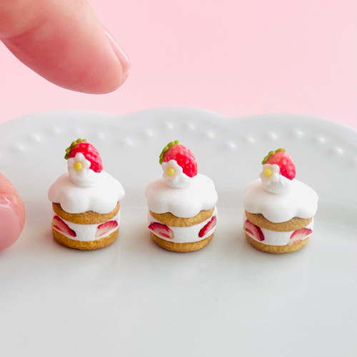 苺のアフタヌーンティー ピアス　ミニチュア　可愛い 苺のアフタヌーンティー ピアス ミニチュア 可愛い