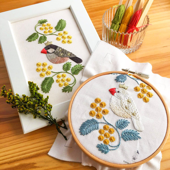 送料無料　優品刺繍額　39×34×4ｃｍ　時代物③ 刺繍キット】色を選べる文鳥とミモザの額装／初心者さん用解説本付き