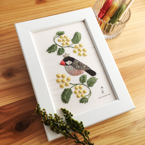 刺繍キット】色を選べる文鳥とミモザの額装／初心者さん用解説本付き