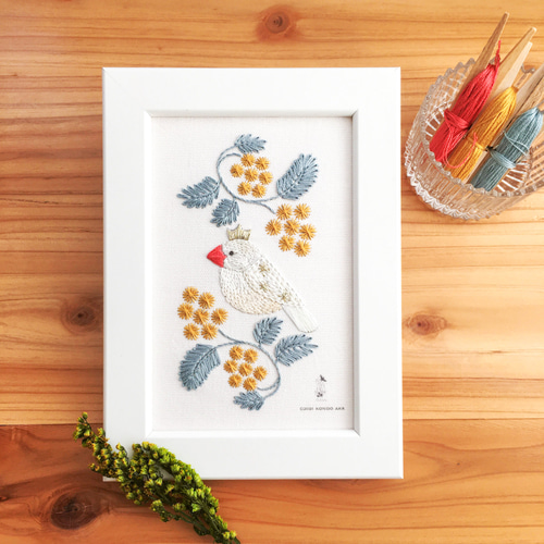 ハンドメイド手刺繍　刺しゅうフレーム　春を歌う鳥 刺繍キット】色を選べる文鳥とミモザの額装／初心者さん用解説本付き