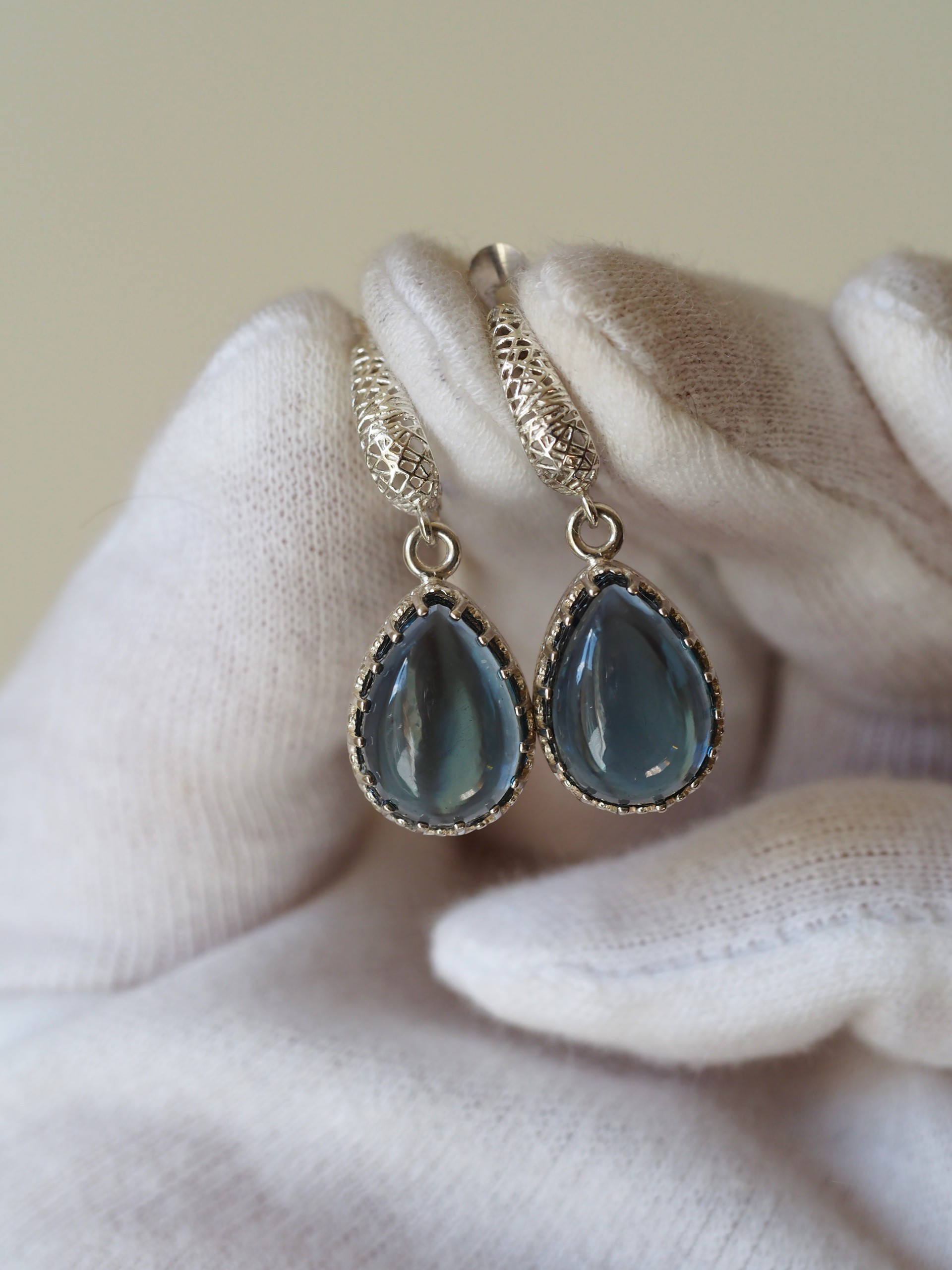 ロンドンブルークォーツ１４　ティアドロップS925WG透かしデザインフープピアス（Aタイプ）