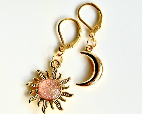 きらめく太陽と月のフープピアス レッドのラメ ピアス（フープ