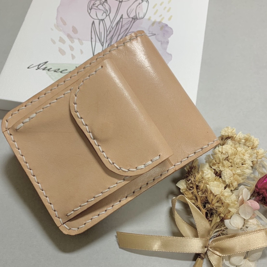 ツヤツヤな二つ折りお財布