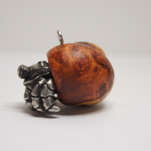 ヤドカリ 花梨瘤・紅白（木材）ピューター（金属）キーホルダー