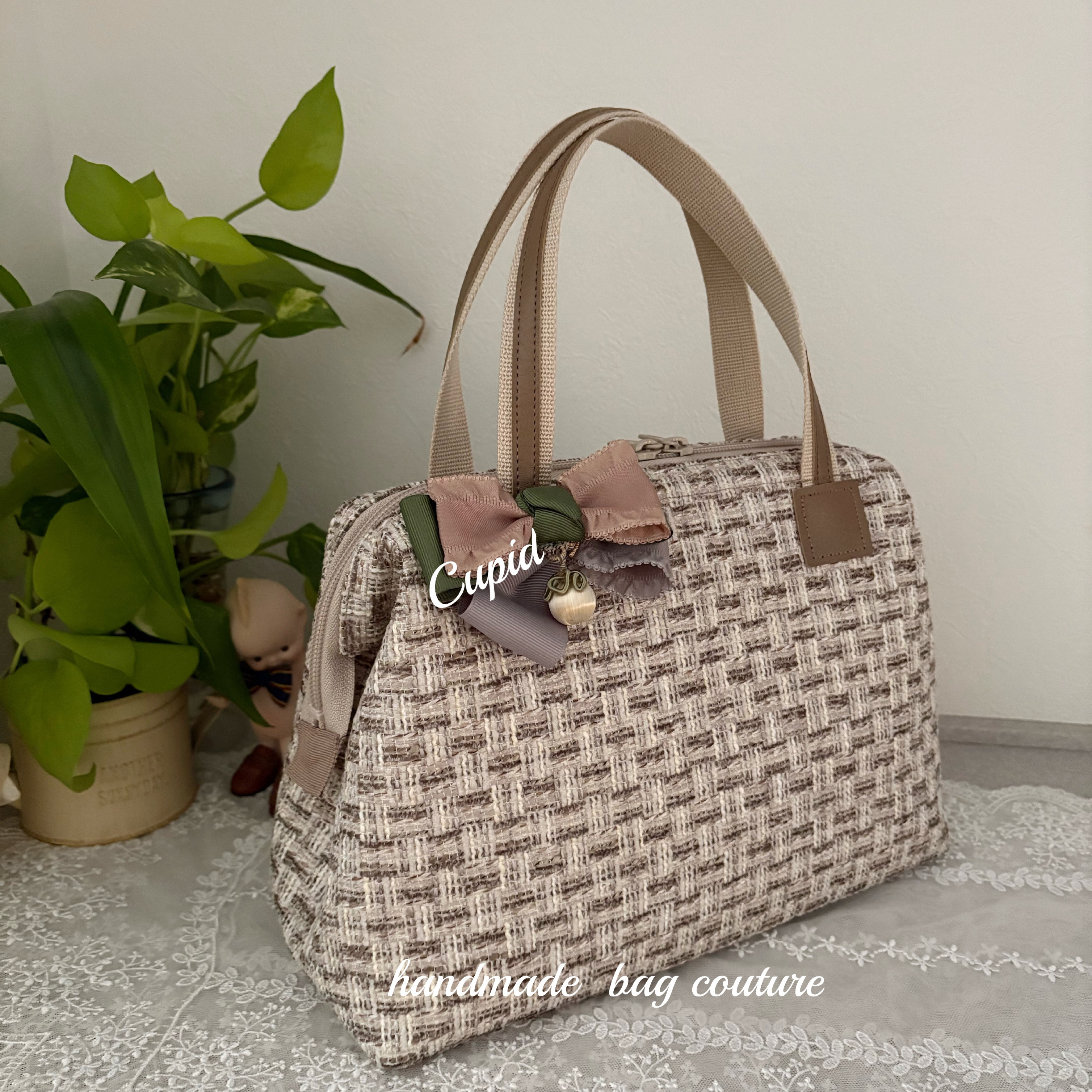 ラスト1点！トルコ輸入　優しい色合いのツイード使用のカパっと開閉軽量2wayボストンバッグ・リボンタッセルコサージュ付）