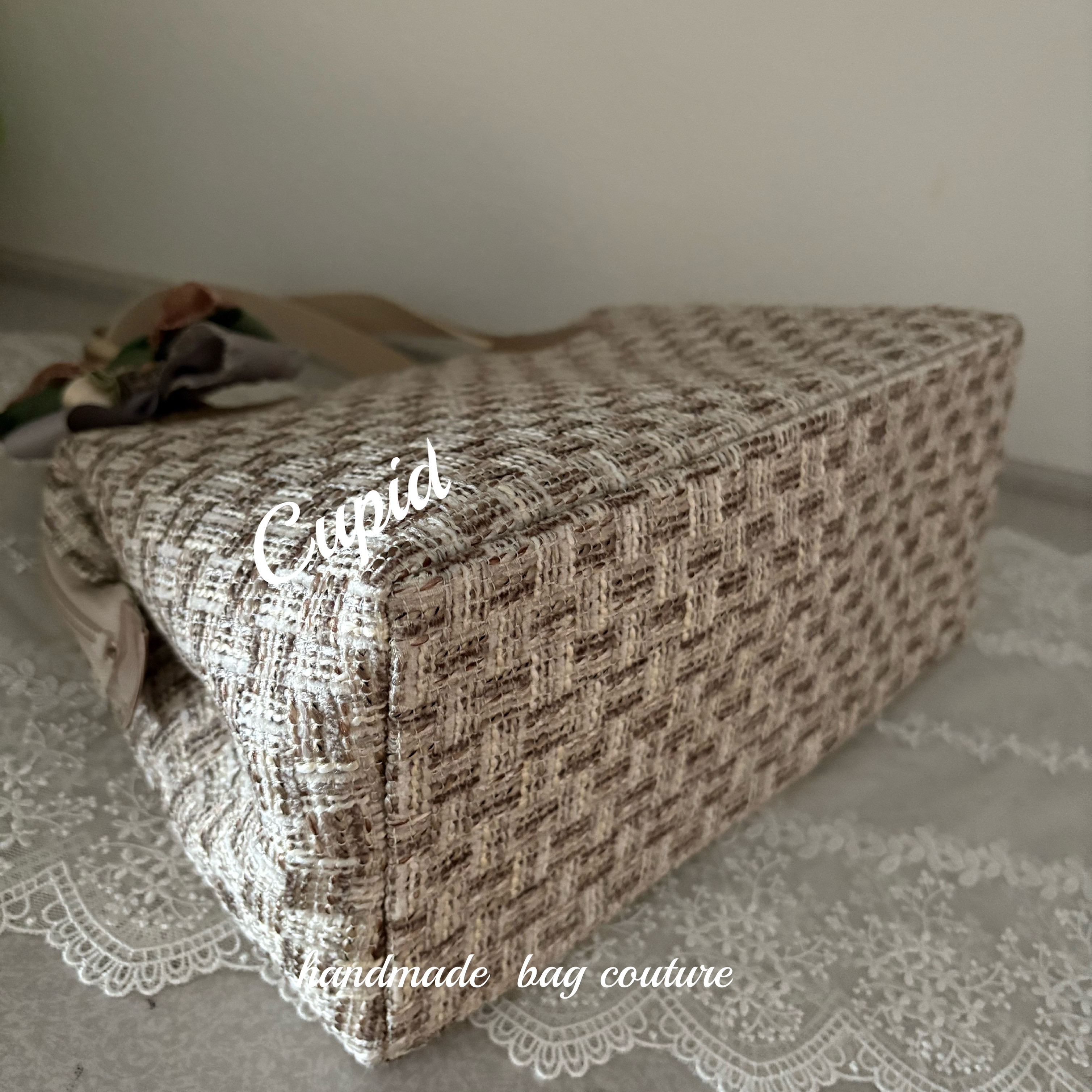 ラスト1点！トルコ輸入　優しい色合いのツイード使用のカパっと開閉軽量2wayボストンバッグ・リボンタッセルコサージュ付）